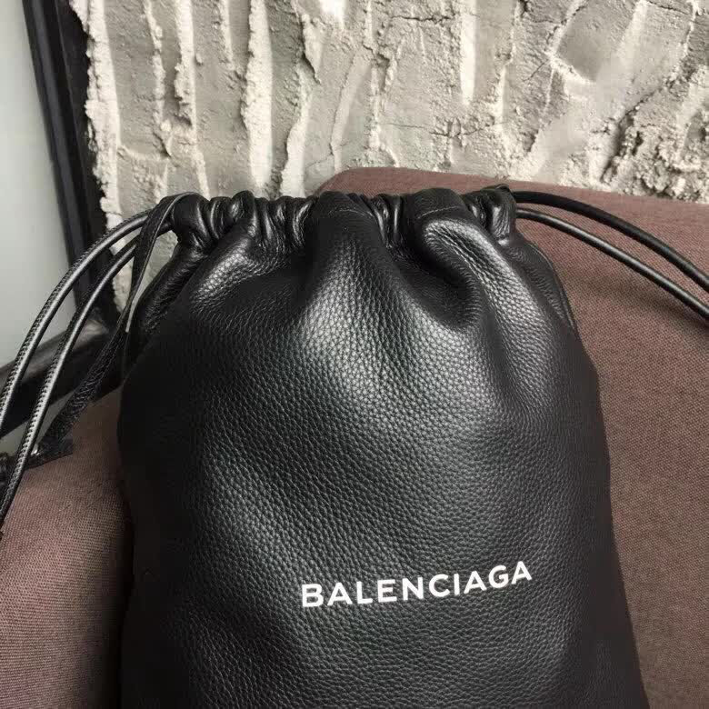 BALENCIAG巴黎世家 進口小牛皮材質 雙肩背包 抽繩開合袋口  BL1783
